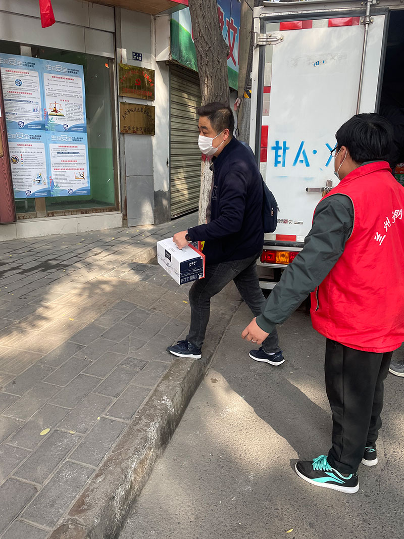 愛(ài)心捐贈(zèng)暖人心，攜手共濟(jì)戰(zhàn)疫情——甘肅鴻成招標(biāo)代理有限公為抗疫一線(xiàn)的工作人員捐贈(zèng)物資(圖1)